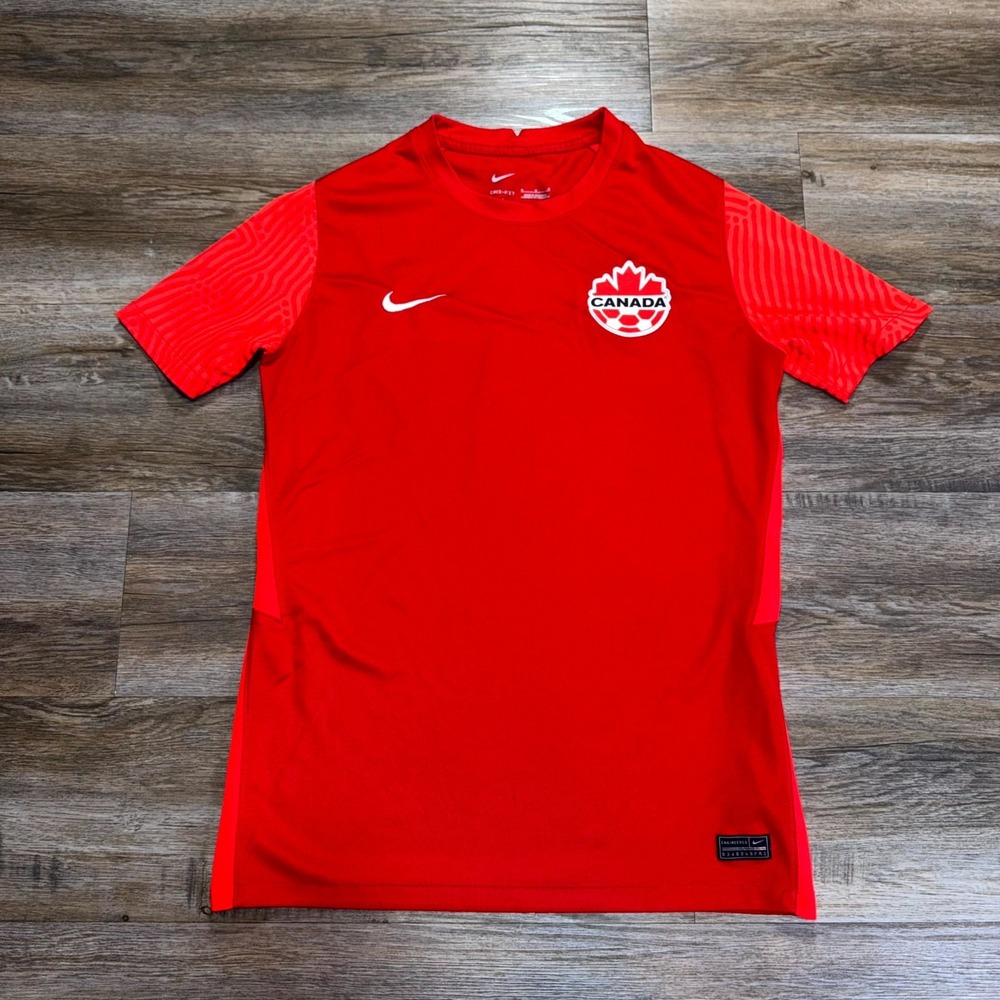 Canada Soccer Jersey Mens Medium Red Nike Dri-Fit Short Sleeve Crew Neck Sports